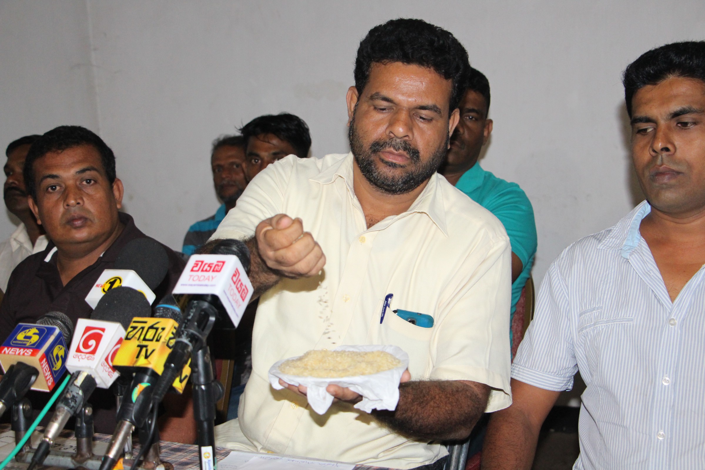 ජනතාව වස හාල් කන එකෙන් බේරගත්තේ ජවිපෙ…