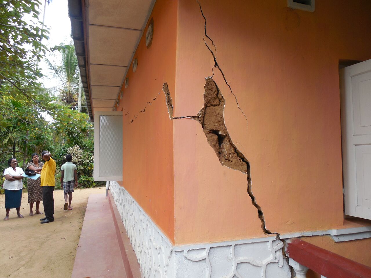 අදත් බණ්ඩාරවෙල නිවාස දෙකක් ගිලා බසියි