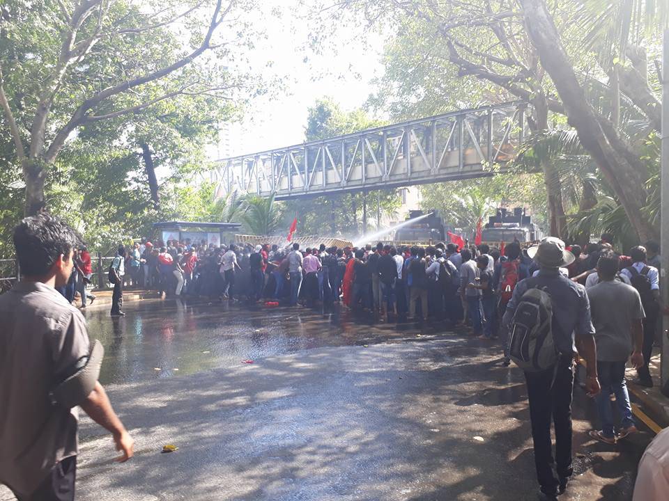 SAITM විරෝධී සිසු පාගමණට කඳුළු ගෑස්