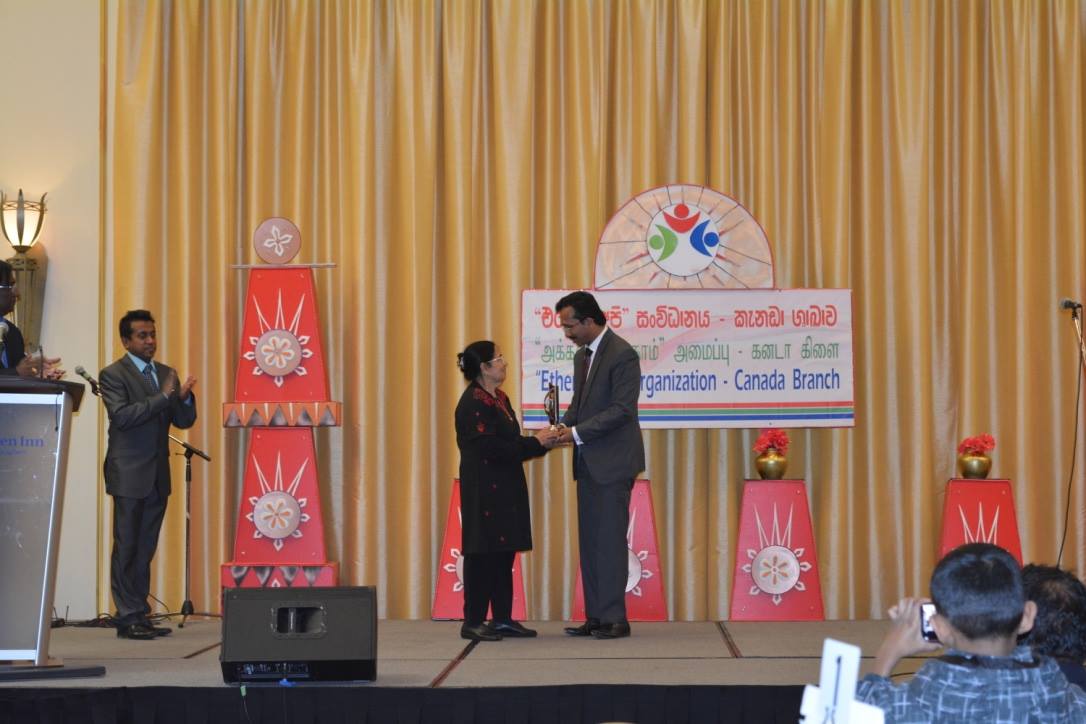 කැනඩාවේ එතෙර අපි සමුළුවේදී කේමදාස ශූරීන්ගේ බිරිඳට සම්මානයක්!