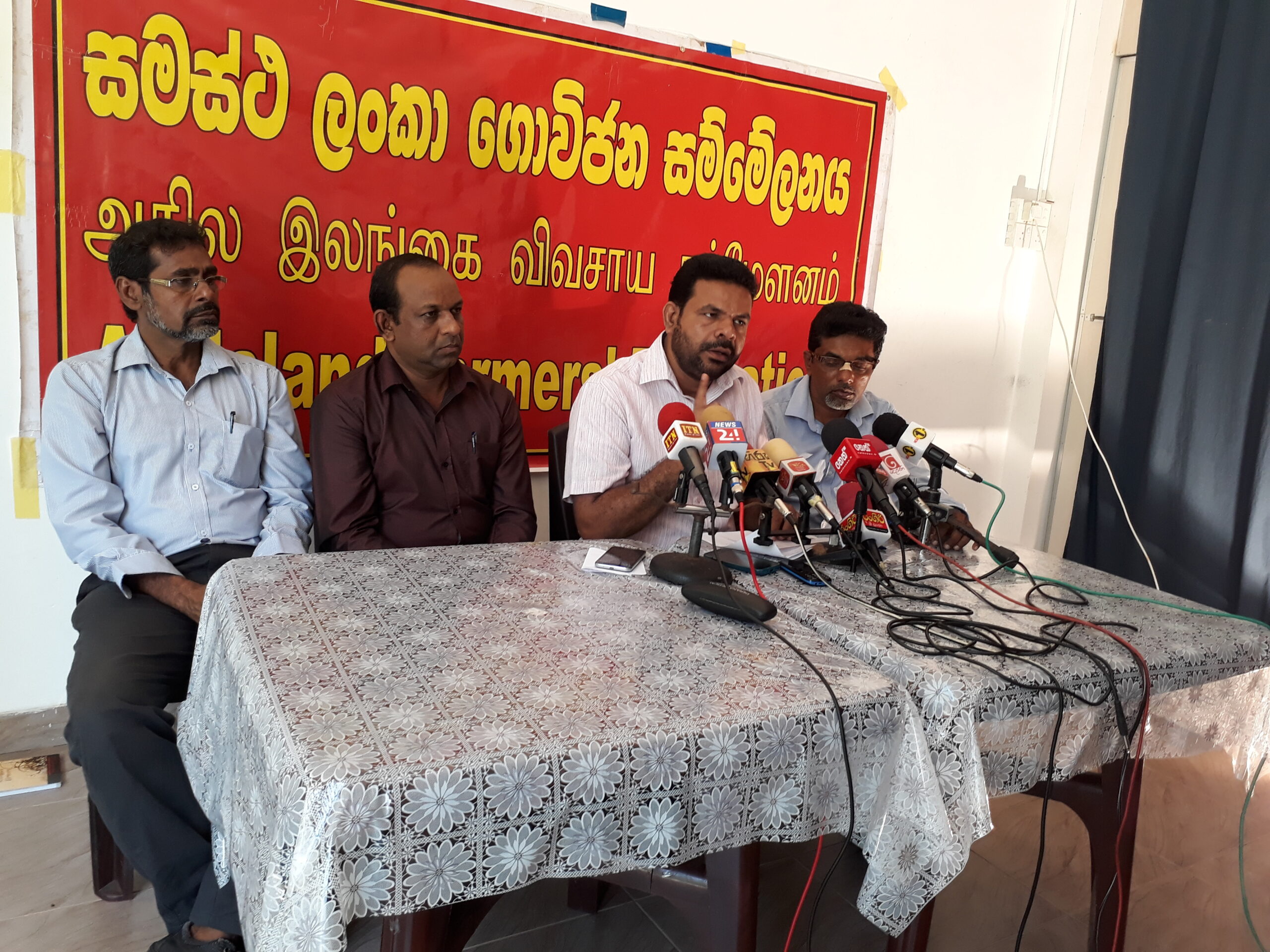 ගොවි වන්දි තාම ගෙවා නැහැ – අපිව ජනපති මැදුරට ගෙන්න ගන්න එපා