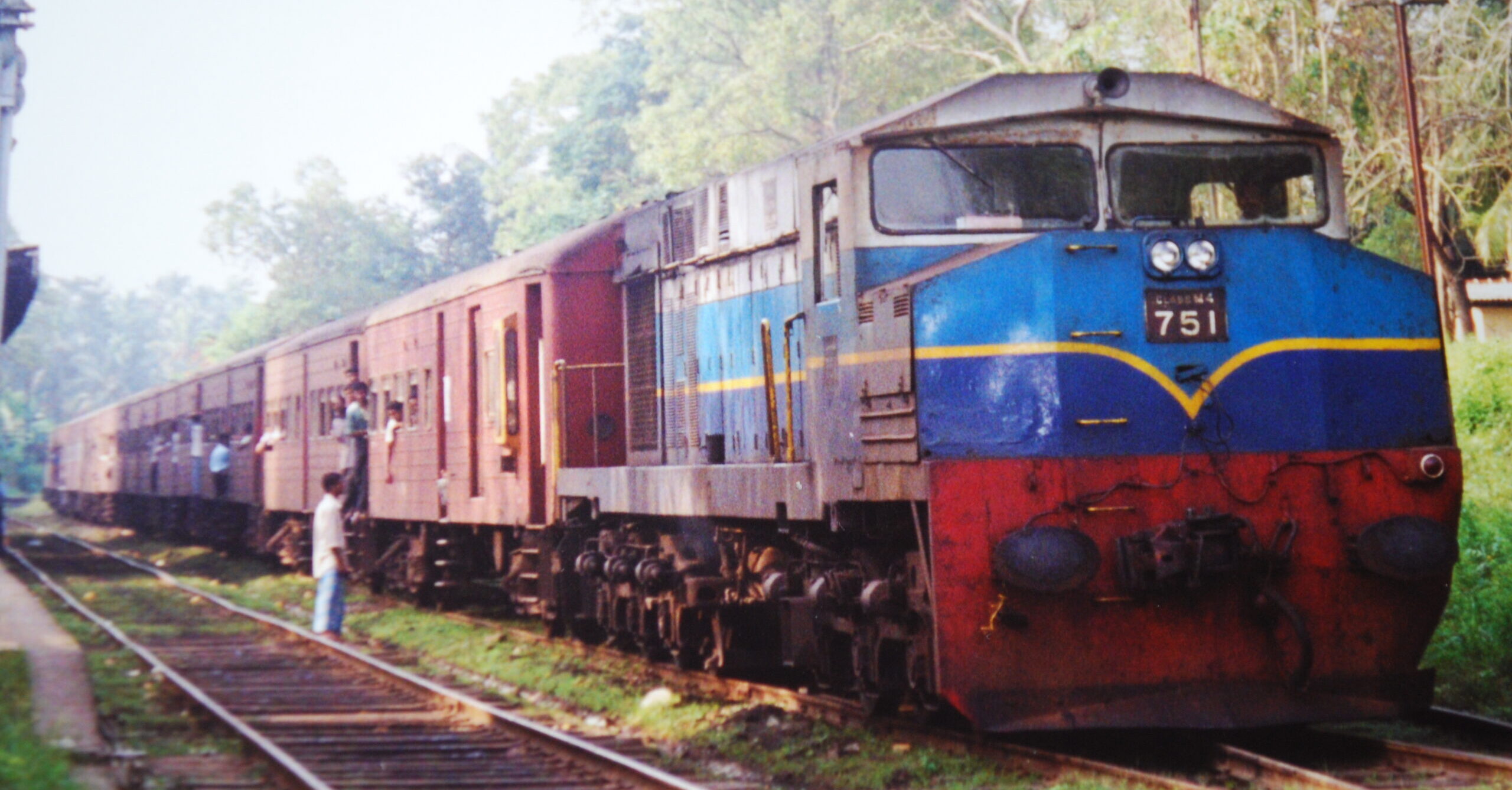 දුම්රිය අධිකාරියක් කළ පසු ගාස්තු ඉහළට… සීසන් අහෝසියි… දුම්රිය බලධාරීන් දන්වයි…