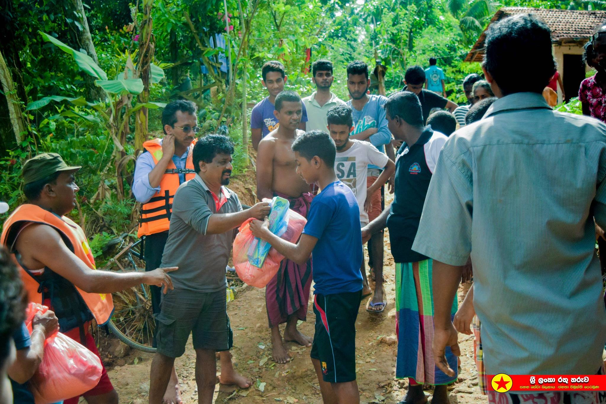 ජවිපෙ “රතු තරුව” අදත් සහනසේවා කටයුතුවල නිරත වෙමින්
