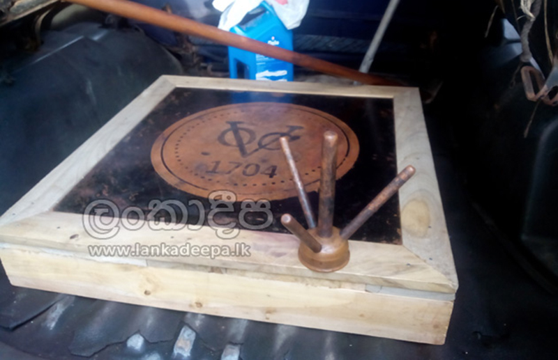 අවුරුදු 300ක් පැරණි අකුණු සන්නායකයක් පැරගත් හතරක් අත්අඩංගුවේ