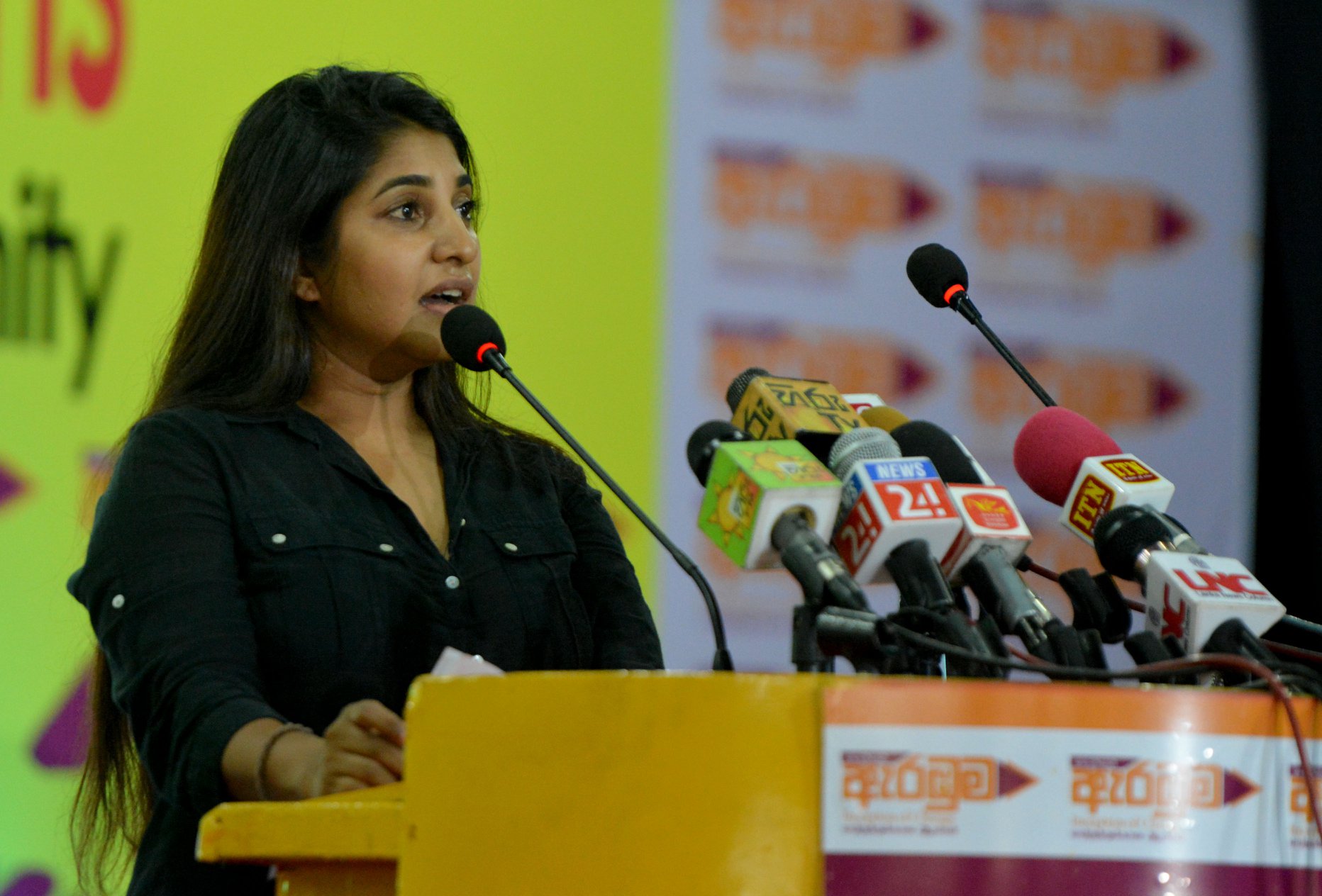 ජාතිවාදයට හෝ වර්ගවාදයට එරෙහි සටන පෙරමුණු කිහිපයකින් එකවර කළ යුතුයි