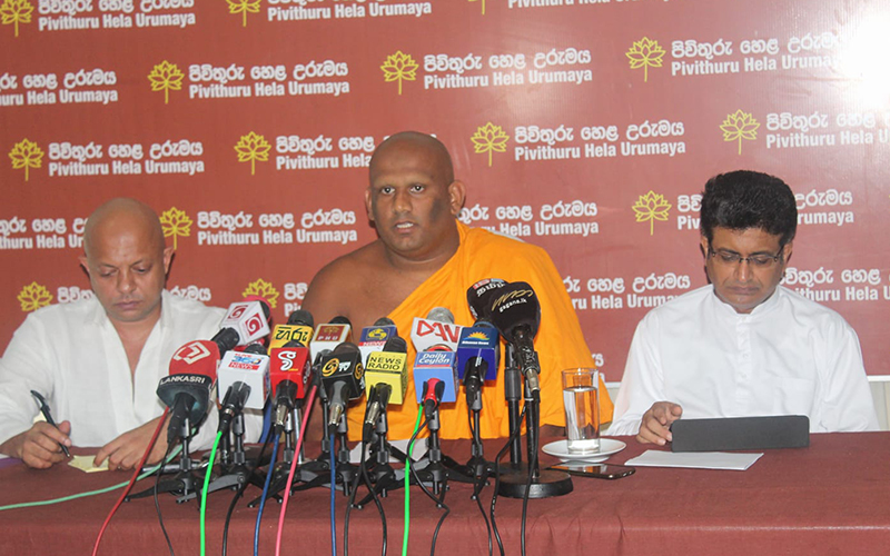 ගැබිණි කාන්තාවක් ඇතුළු තිදෙනෙකුට කැති පහරදුන් පිවිතුරු හෙළ උරුමයේ සීගිරියේ ධම්මින්ද හිමියන්ට ඇප