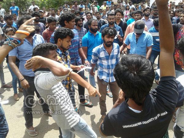 අග්නිදිග සිසුන්ට පහරදීම එරෙහිව සබරේ සිසුහු වීදී බසිති