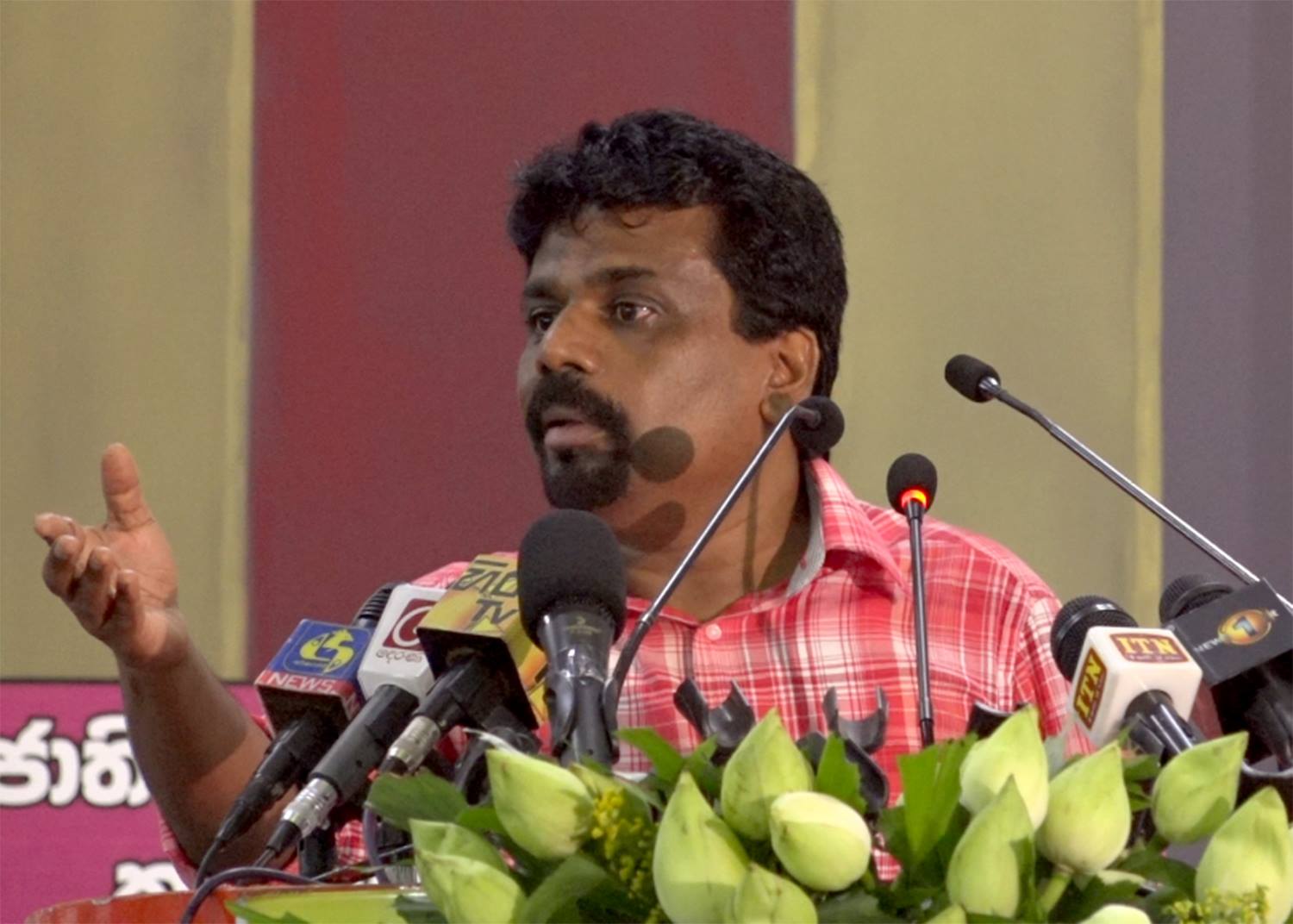 ඩොලර් උල්පත් විකුණාදාපු මහින්ද කියනවා රට ආපහු දෙන්න කියලා.. මහින්දට බැන බැන රනිල් ණය ගන්නවා.. අනුර රුපියල ගැන කතා කරයි…