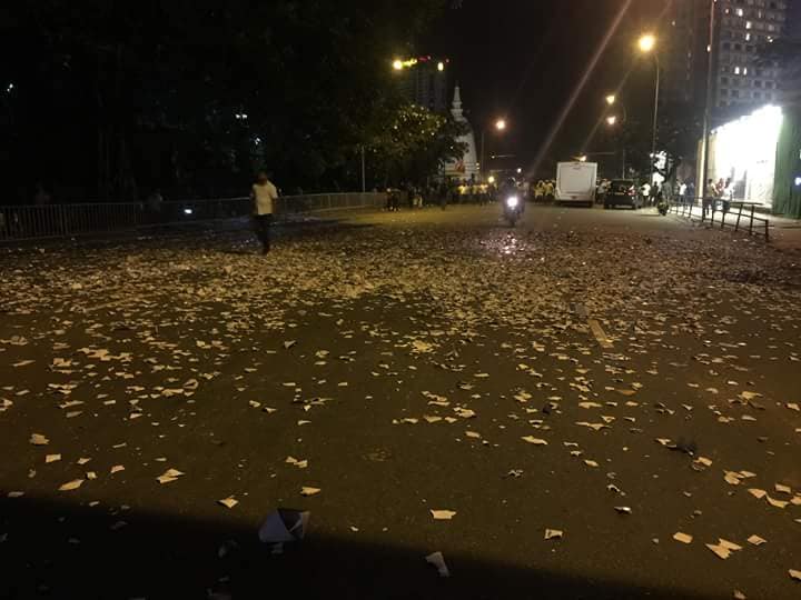 මහින්ද පිලේ නායකයින් කොළඹ හෝටල් කාමරවල – ආධාරකරුවෝ මහ පාරේ – සත්යග්රහ නතර කර ජනතාව ගෙවල්වලට යති