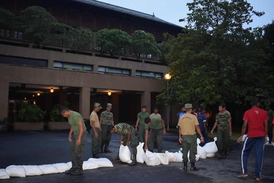 පාර්ලිමේන්තුවත් යට වෙන ලකුණු – වැලි කොට්ට යොදා බැම්මක් සකස් කිරීමට පියවර
