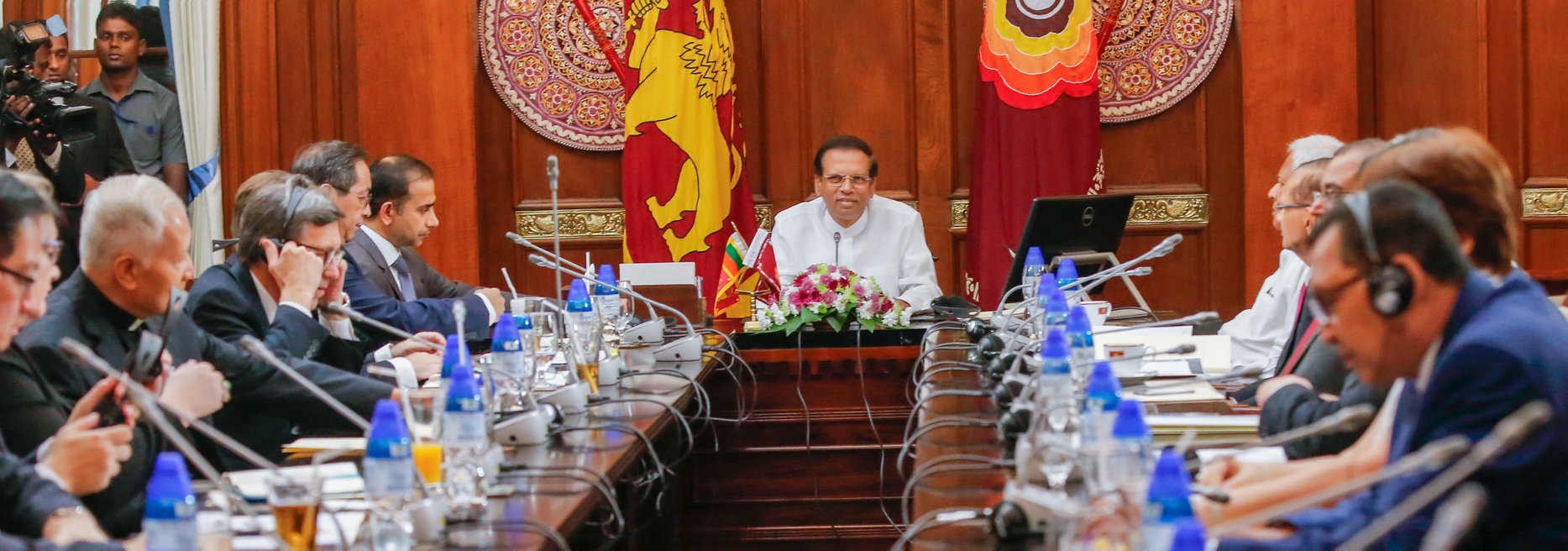 ජනපති සහ විදෙස් තානාපතිවරු අතර හමුවක්…