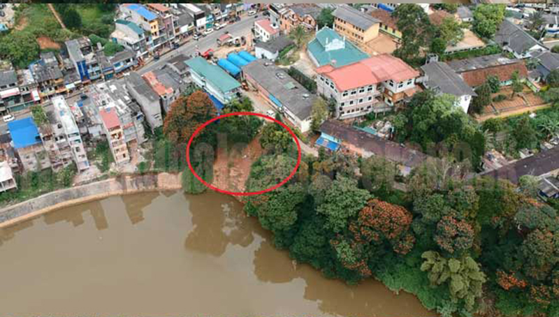 තලවකැලේ නගරය ඉහළ කොත්මලේ ජලාශයට නාය යන ලකුණු
