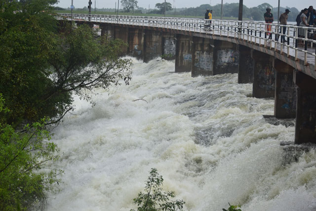 මධ්‍යම කඳුකරයට නොකඩවා වැසි… ජලාශ රැසක වාන් දොරටු විවෘත කරයි… පහත්බිම්වල ජනතාවට අනතුරු ඇඟවීම්…