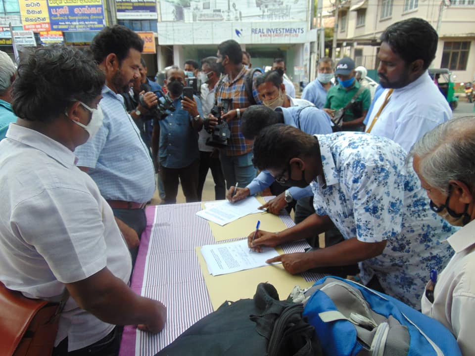 කුරුණෑගල පෞරාණික ගොඩනැගිල්ල විනාශයට එරෙහිව ජනතාව පෙත්සමක් අත්සන් කරති