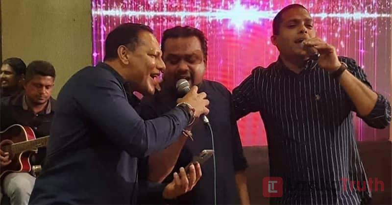ජනතාවට ගෙවල්වලට සීමා වෙන්නැයි කියා මැති ඇමතිවරු පාටි දමති