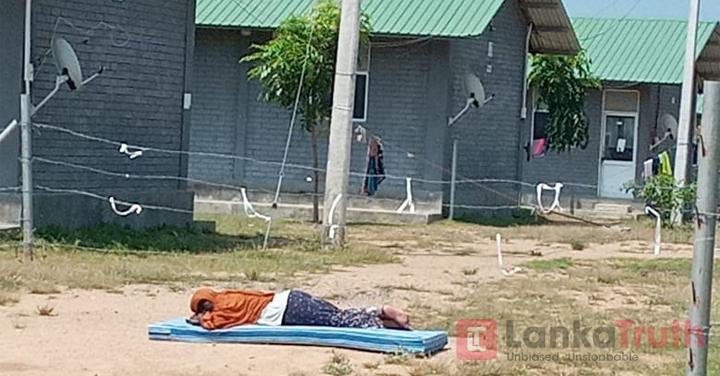 මාසයක් වතුරයි බතුයි කෑවා ගෙදර යන්න දියව්… කන්දකාඩු රැඳවියන් විරෝධයේ – වීඩියෝ සහිතයි
