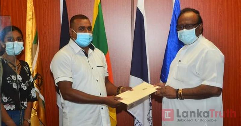 ඡන්දෙට උදව් කළ අයට පොලිස් ඇමති රජයේ තනතුරු බෙදයි