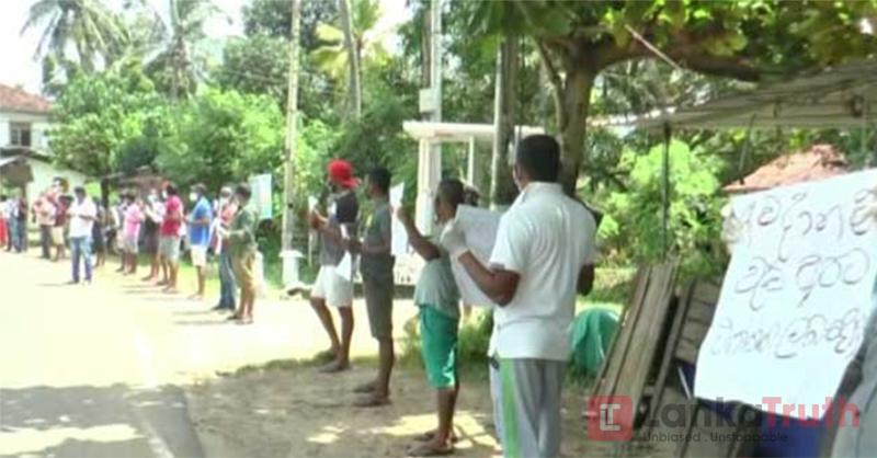එන්නත් ඉල්ලා ගමක්ම විරෝධයක