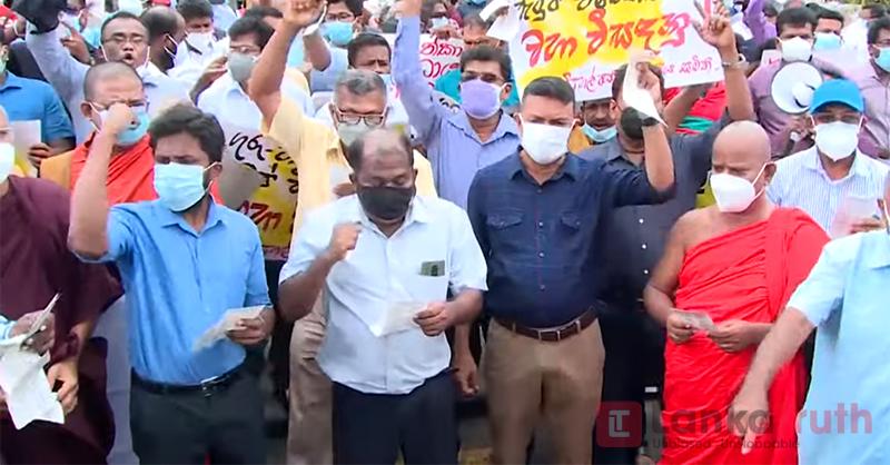 ගුරු – විදුහල්පති අරගලයට සහාය; විශ්වවිද්යාල ආචාර්යවරු පාරට බසිති