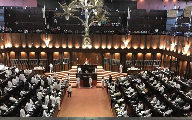 ආණ්ඩුවේ 18ක් හදිසි නීතියෙන් රිංගා යයි