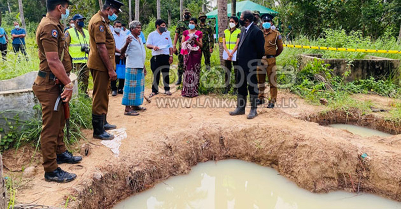 ඇමති ලේකම්වරුන් රන් සෙවූ තැනින් හිස් බැරලයක් හමුවෙයි… තව දුරටත් කැනීම්…