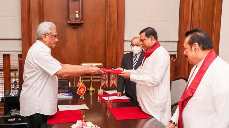 පාතාල ආර්ථිකය රජ කරවන හැටි – පාතාල ආර්ථිකය යුද්ධයට යොදා ගත් හැටි බැසිල් හෙළිකරයි