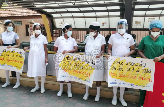 ගර්භණී හෙදියන්ට නිවාඩු ඕනෑ… හෙද හෙදියෝ පාරට බසිති…