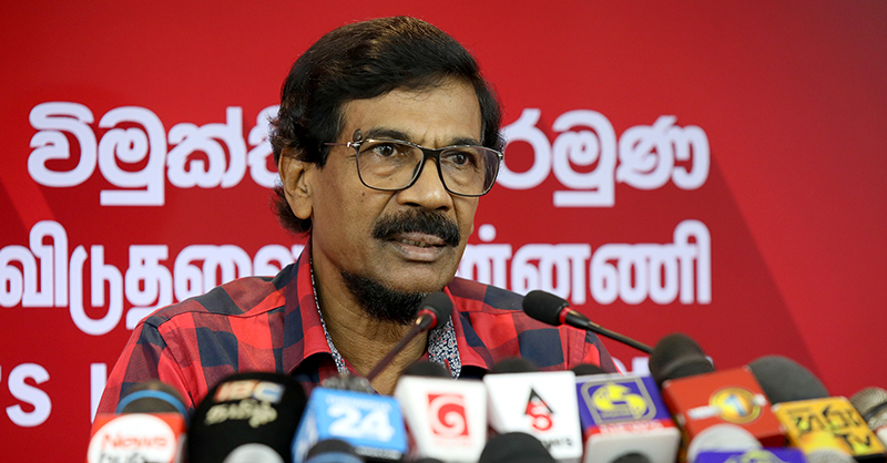 ජනතාව දවාලට පෝලිමේ – රෑට කළුවරේ – ඇමතිවරු වාහන පෝලිම්වල යන ගමන් ජනතාවට වැදි බණ කියනවා…