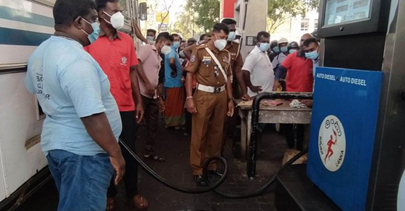 පිරවුම්හල්වලට පොලීසිය යොදවයි