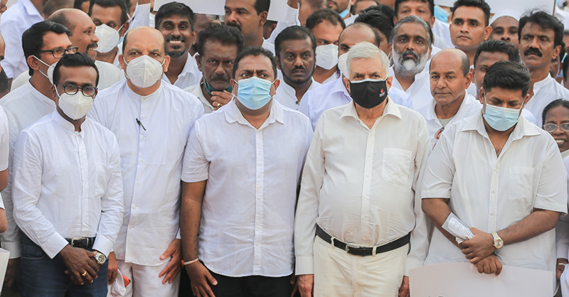 සජිත් ළඟ සිටි චම්පික රනිල්ට එකතුවෙයි