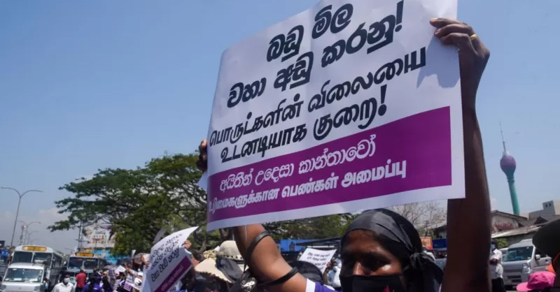 බඩුමිල පෝලිමේ වැඩිකළ හැටි බීබීසීය වාර්තාකරයි…