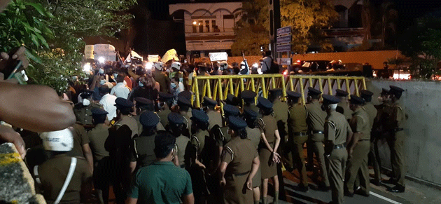 ජනපති නිවස ඉදිරිපිට විරෝධතාකරුවන්ට කඳුලුගෑස් හා ජල ප්‍රහාරයක්