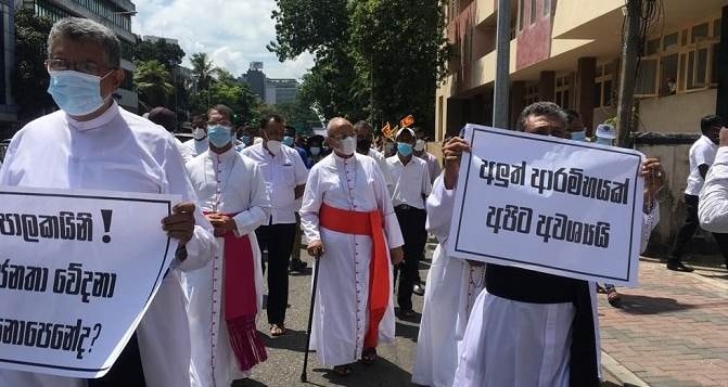 පාස්කු සැමරුම ආසන්න වෙද්දී පොලිසියේ පුටු පෙරලයි