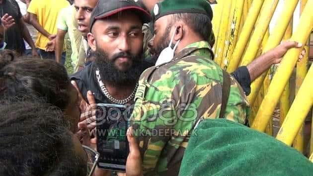 විරෝධතා ඉහළයත්ම ආණ්ඩුවෙන් පොලිසියට ටොෆියක්