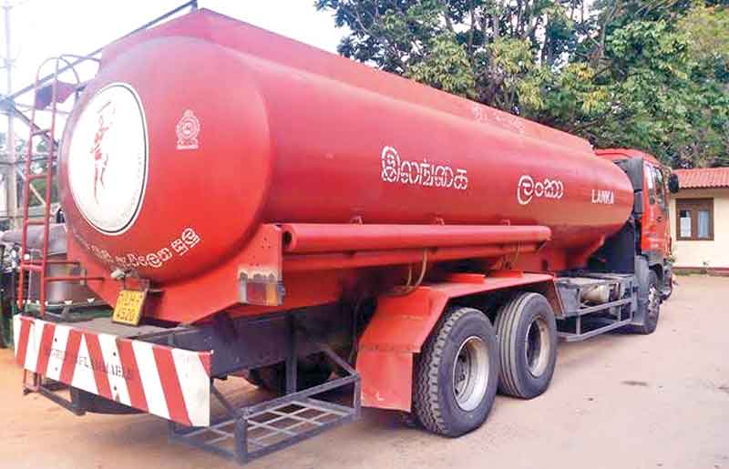 පොළොන්නරුවට ගිය තෙල් බවුසරය වරාය නගරයෙන් මතුවෙයි