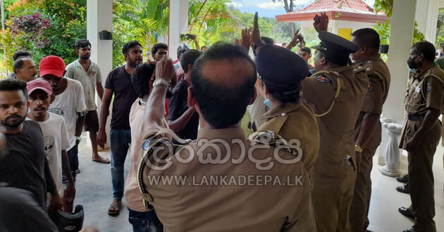 විරෝධතාකරුවන්ට පහරදුන් රිදීමාලියද්ද සභාපති ගුටකයි
