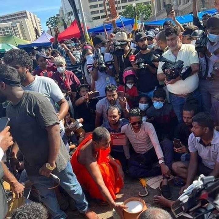 අවුරුද්ද ලබනවාත් සමඟම රාජපක්ෂ පවුලම පරාදයි