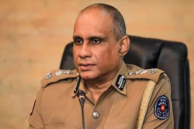 පොලිස්පතිට ගෙදර යන්න වෙයිද?