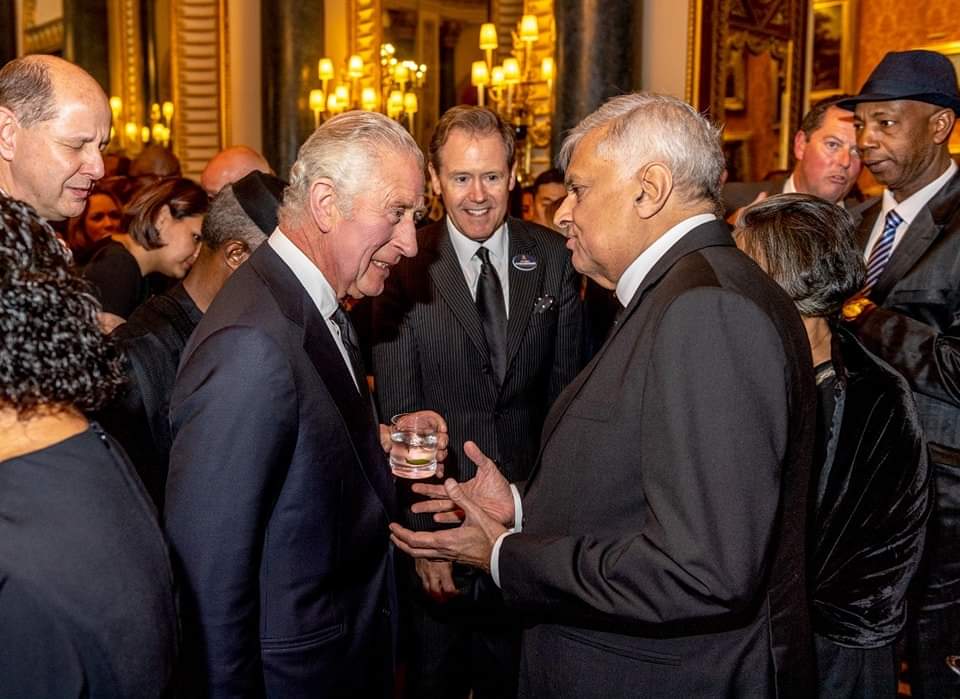 රනිල් බ්‍රිතාන්‍ය රාජකීයන්ට ප්‍රශස්ති වයද්දී දකුණු අප්‍රිකාවෙන් දැඩි විරෝධයක්