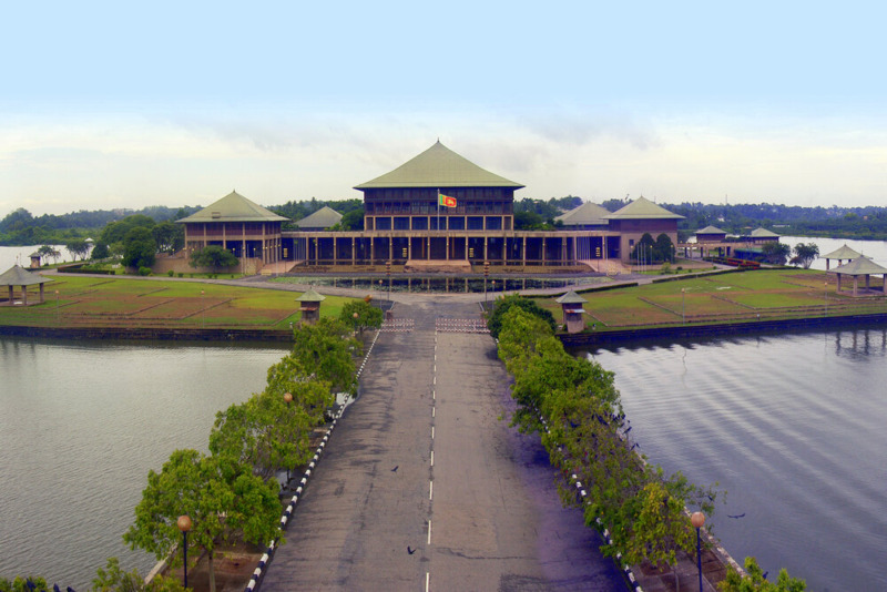 පාර්ලිමේන්තුව හිර කරලා
