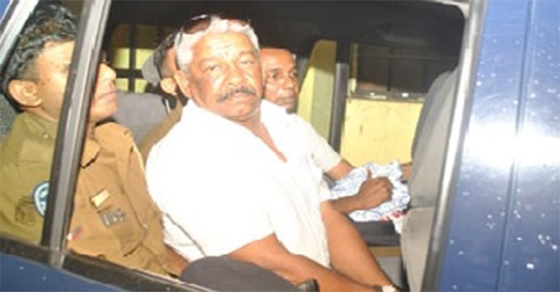 එජාප අපේක්ෂක මහින්ද කහඳගම මූල්ය වංචාවකට අත්අඩංගුවට