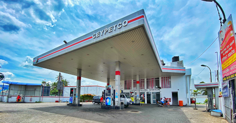 ඉන්ධන මිල අඩුකරයි