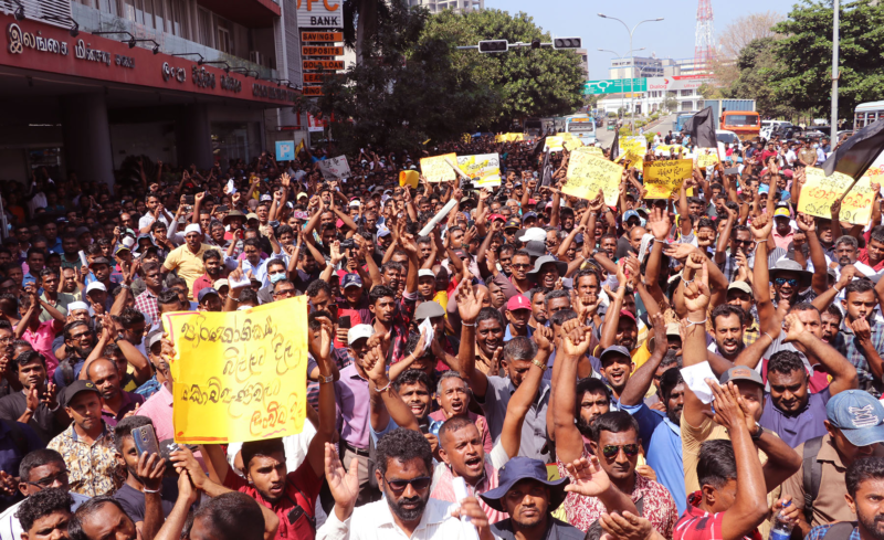 විදුලි සේවකයින් 22,000ක් පන්නයිද?