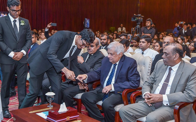 1972 ව්‍යවස්ථාවත් යොදාගෙන රනිල් තර්ජනය කරන්නේ කාටද?