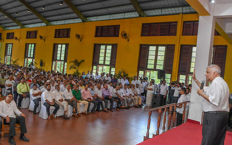 රනිල් රට පුරා ඇති ජනාධිපති මන්දිරවලින් වැඩ ගනියි