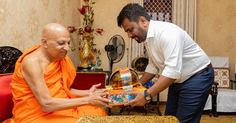 අනුර කුමාර දිසානායක මල්වතු මහනායක හිමිවරුන් හමුවෙයි