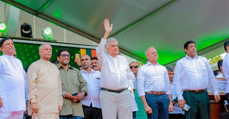 රවී ඉදිරියේ දිනේෂ් ලැජ්ජාවෙන් ඇඹරෙයි