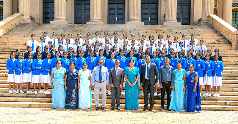 මහනුවර විහාර මහාදේවී බාලිකා විද්යාලයේ ශිෂ්යාවන් ජනාධිපති කාර්යාලය සහ ජනාධිපති මන්දිරය නැරඹීමට පැමිණෙයි