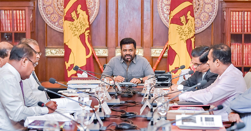 ජනපති සහ ශ්රී ලංකා රේගු දෙපාර්තමේන්තුවේ හා දේශීය ආදායම් දෙපාර්තමේන්තුවේ ජ්යෙෂ්ඨ නිලධාරීන් අතර හමුවක්