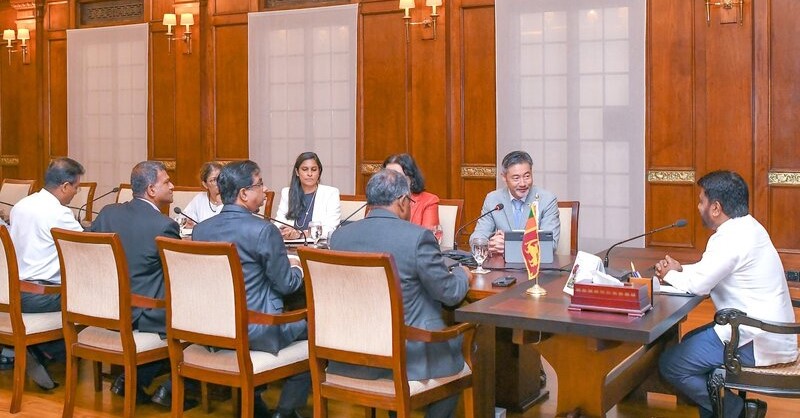සුබ පැතුම් පමණක් නොවේ – ඩොලර් අරන් එයි